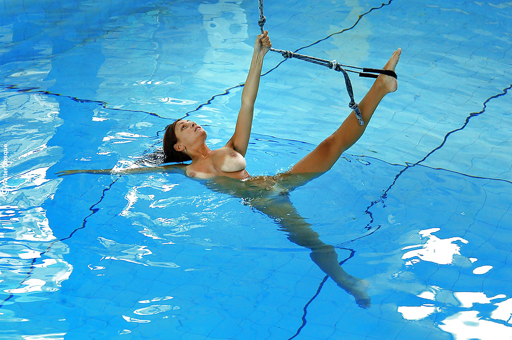 Große Latina Titten Im Pool #24635838