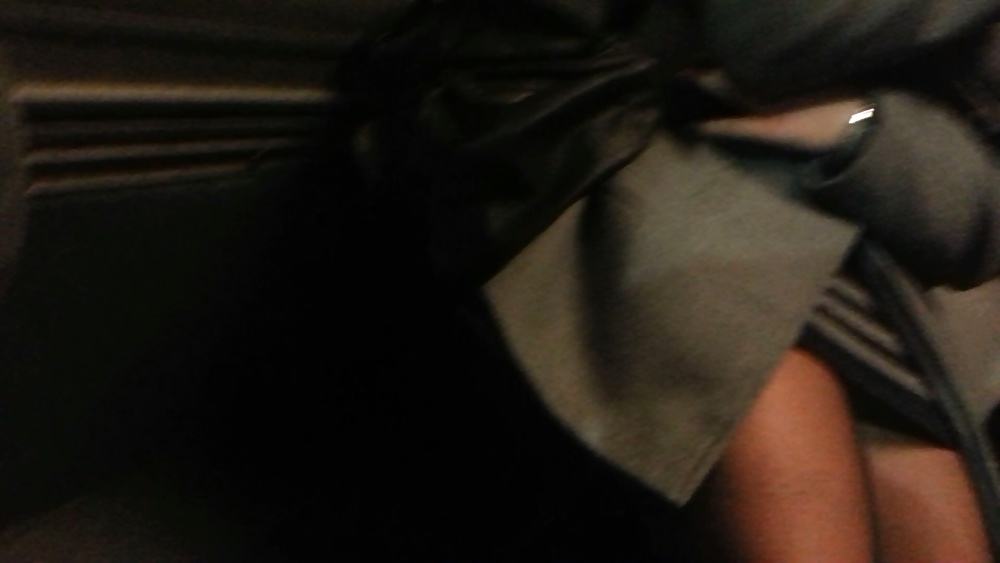 ローマのバスに乗っているセクシーな女の子の足とナイロンのスパイ
 #39936231