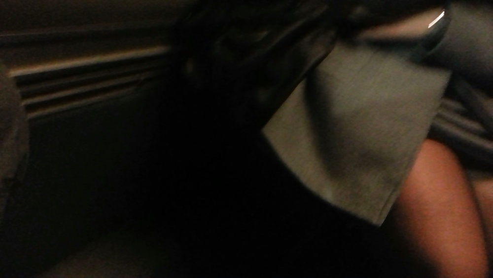 ローマのバスに乗っているセクシーな女の子の足とナイロンのスパイ
 #39936238