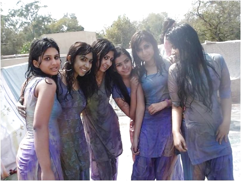 Chicas indias sexy jugando al holi (100% real)
 #24979544