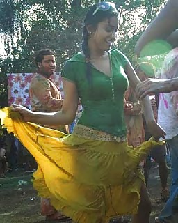 Chicas indias sexy jugando al holi (100% real)
 #24979560