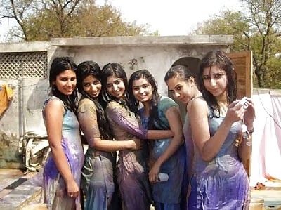 Chicas indias sexy jugando al holi (100% real)
 #24979571