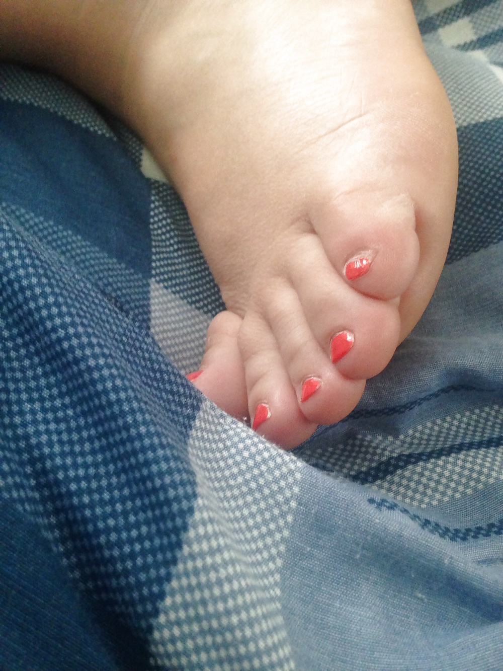 妻のセクシーな足の指が舐められている
 #27554201