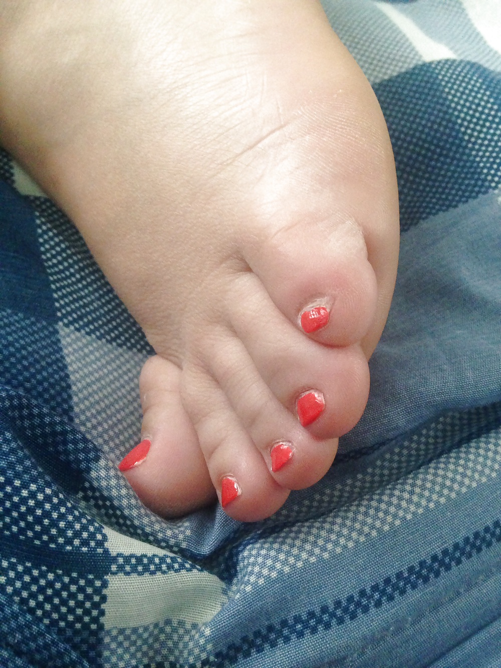妻のセクシーな足の指が舐められている
 #27554210