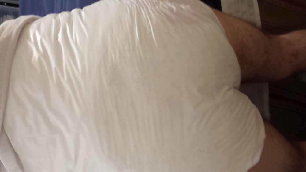 Yo mojado llevando un pañal grande de attends
 #25287425