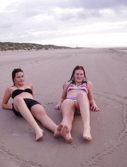 Danés adolescentes-217-218-chupar en la playa sujetador de plátano bragas 
 #29816963