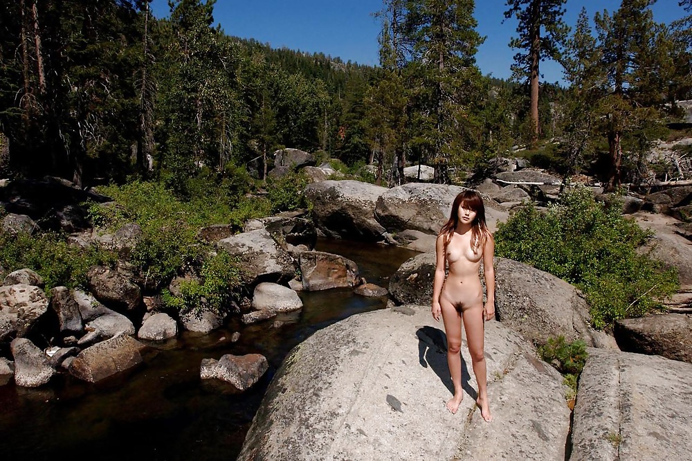 裸でハイキングする自然の女の子
 #39613302