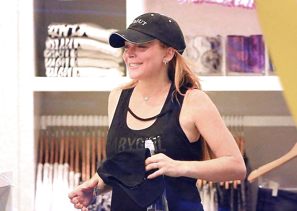 Lindsay Lohan ... Shopping In NYC #23282173