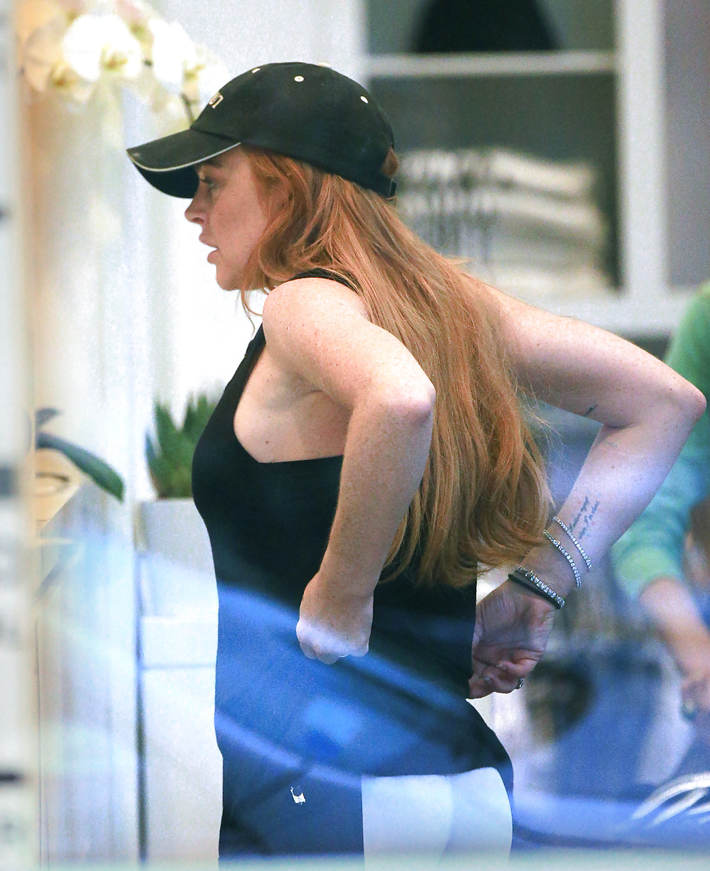 Lindsay Lohan ... Shopping In NYC #23282235