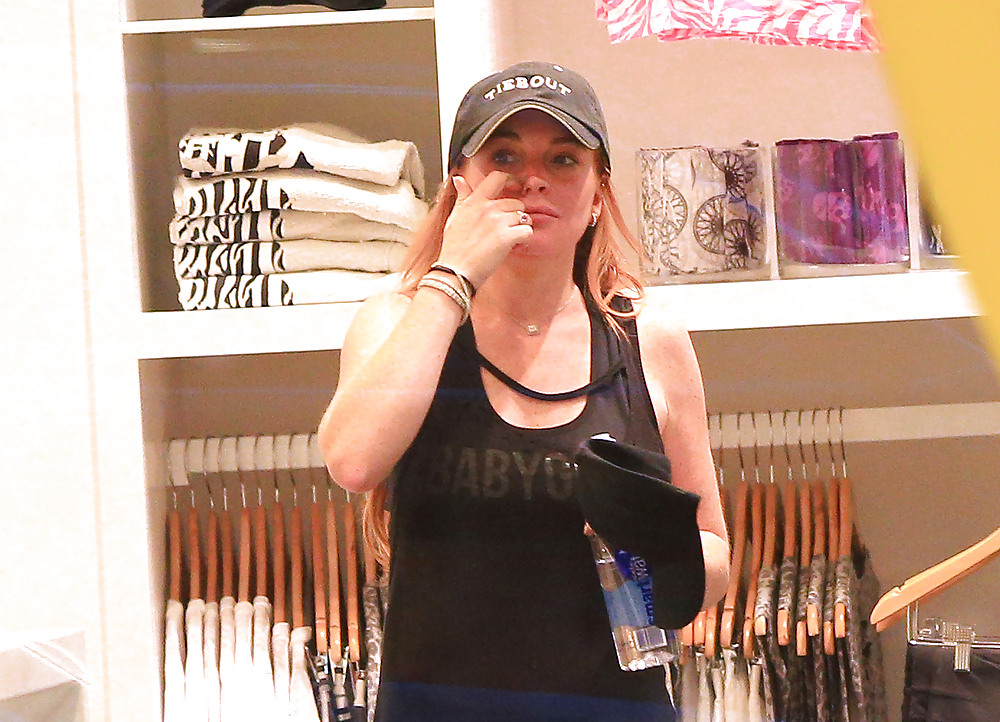 Lindsay Lohan ... Shopping In NYC #23282279