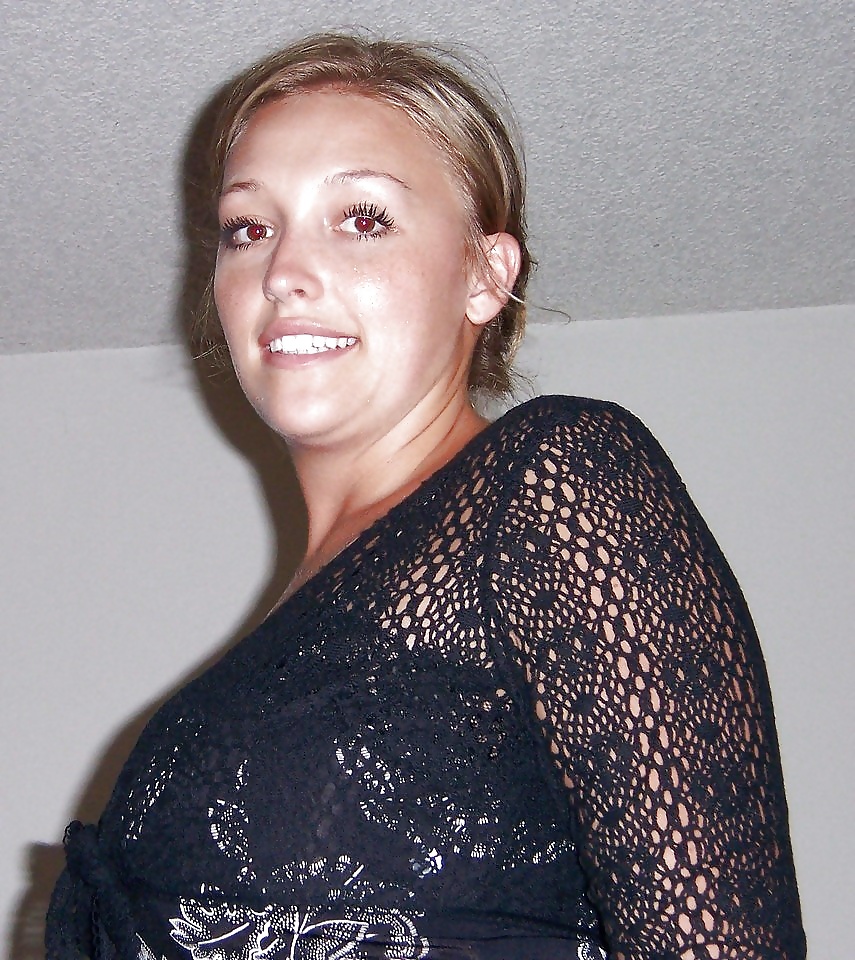 MILF with big tits (Anyone what her name is?) #33390345