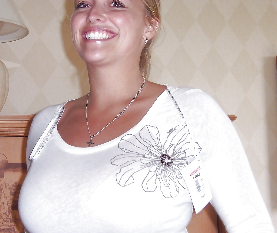 MILF with big tits (Anyone what her name is?) #33390421