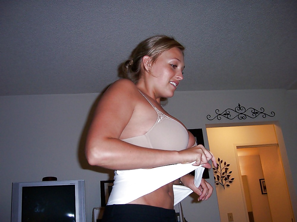 MILF with big tits (Anyone what her name is?) #33390720