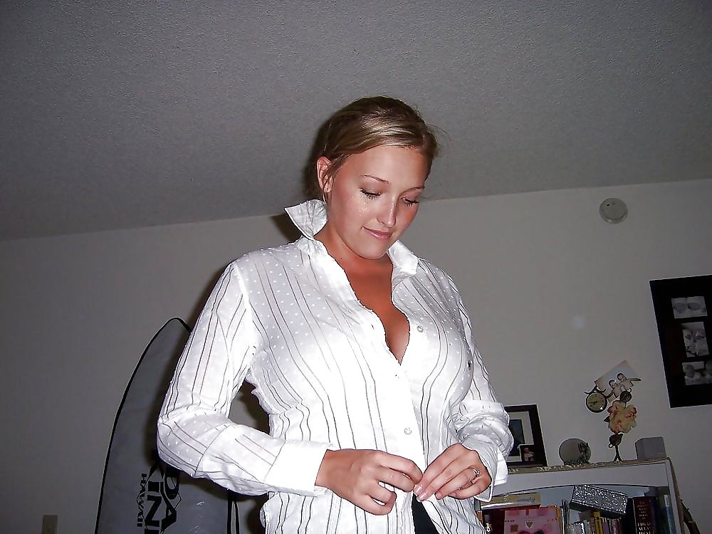 MILF with big tits (Anyone what her name is?) #33390730