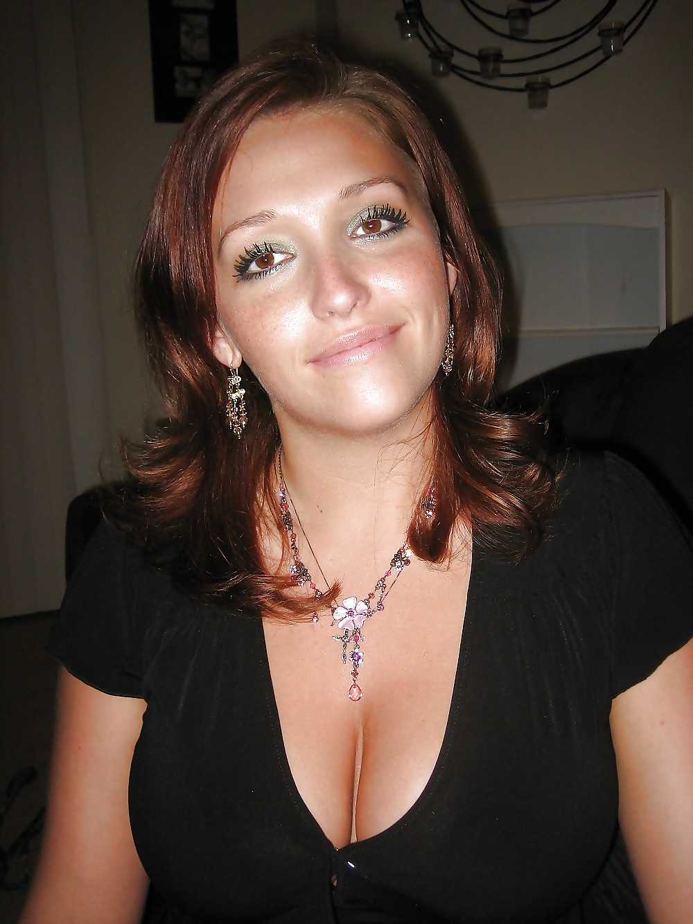 MILF with big tits (Anyone what her name is?) #33391183