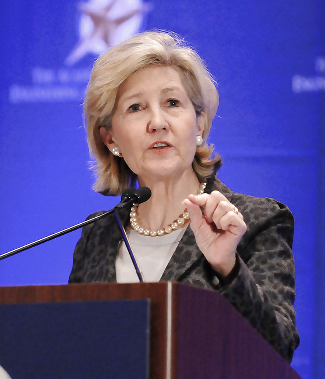 Amor masturbándose con la conservadora kay bailey hutchison
 #25835356