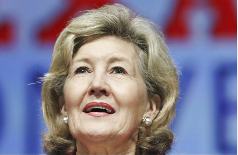 Amor masturbándose con la conservadora kay bailey hutchison
 #25835361