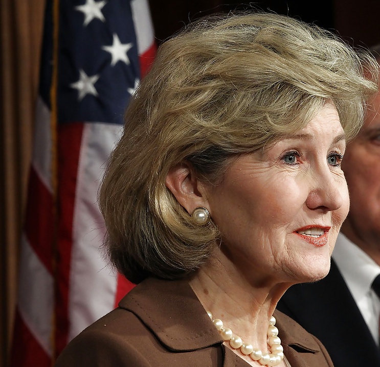 Amor masturbándose con la conservadora kay bailey hutchison
 #25835398