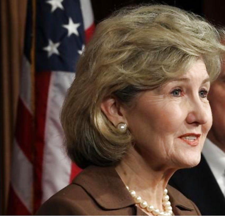 Amor masturbándose con la conservadora kay bailey hutchison
 #25835510