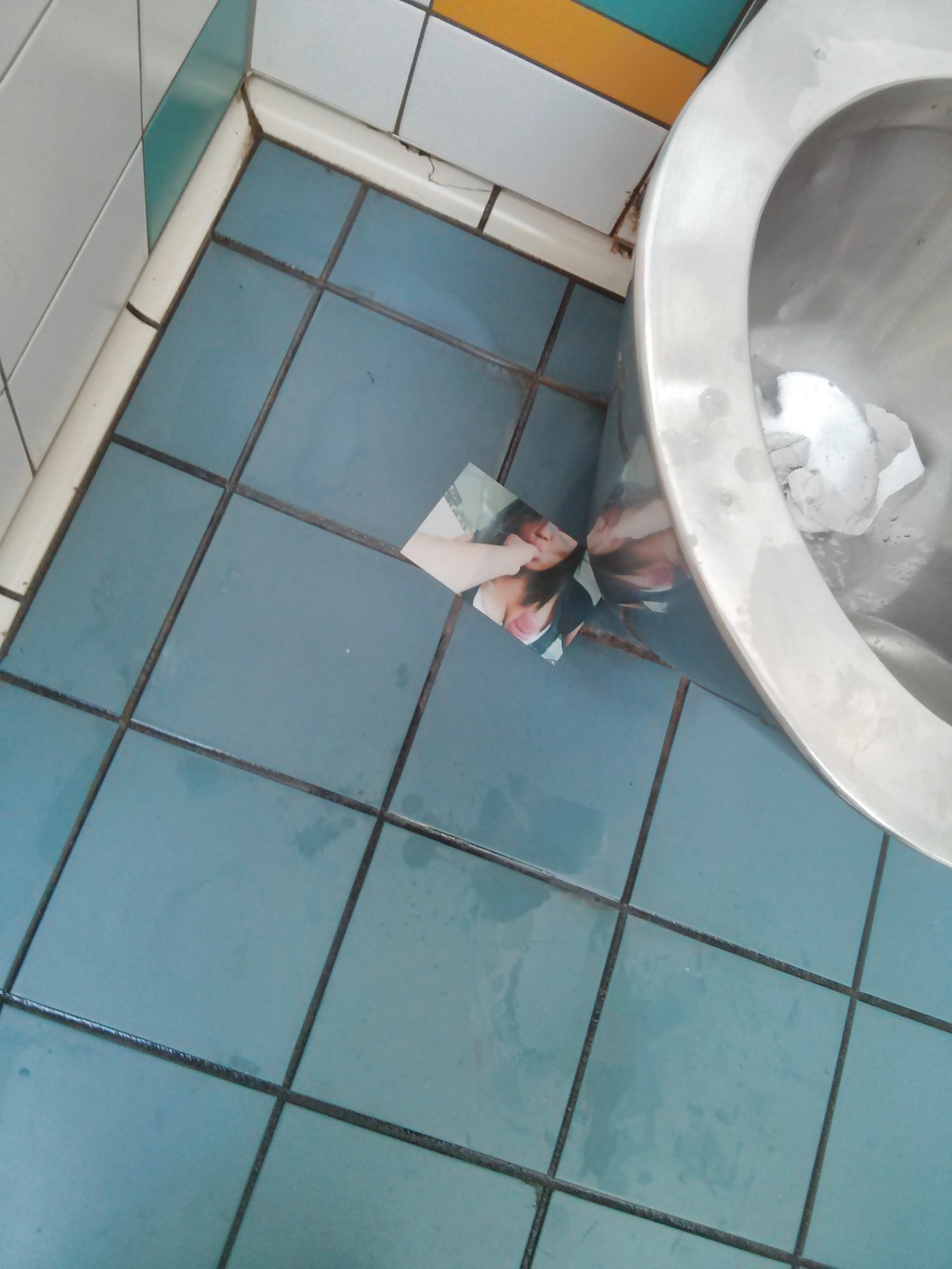 Foto di moglie asiatica esposta in bagno pubblico
 #25962432