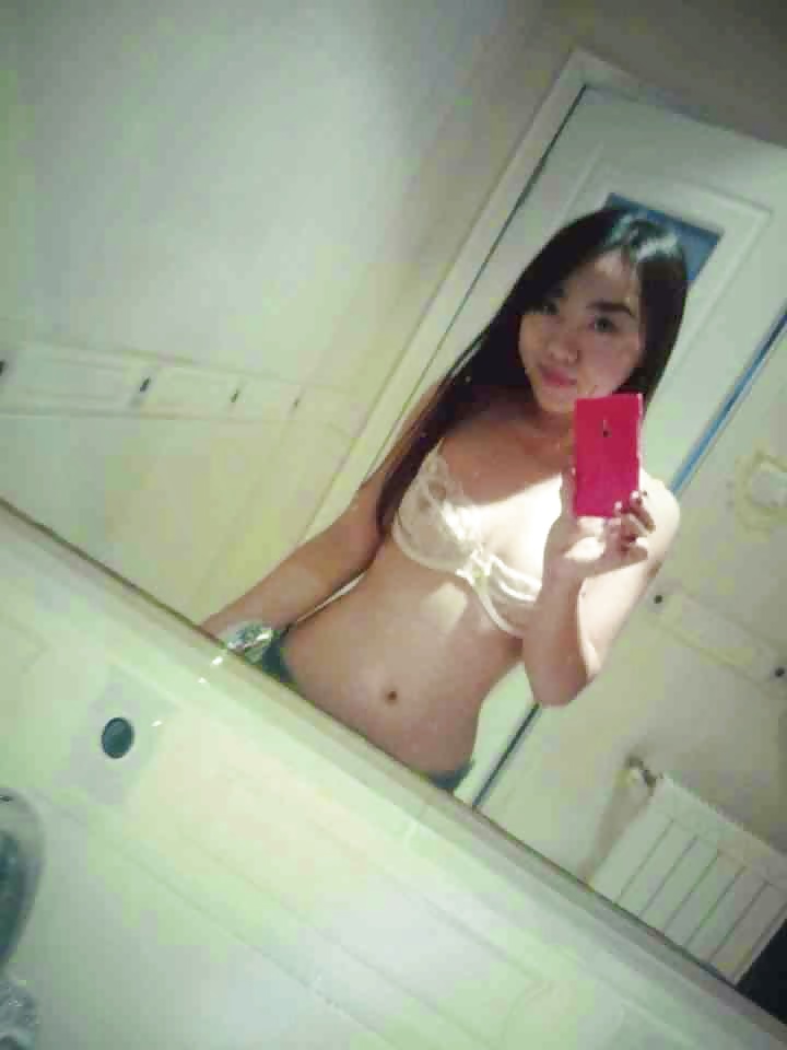 Chica china desnuda en casa
 #27757005