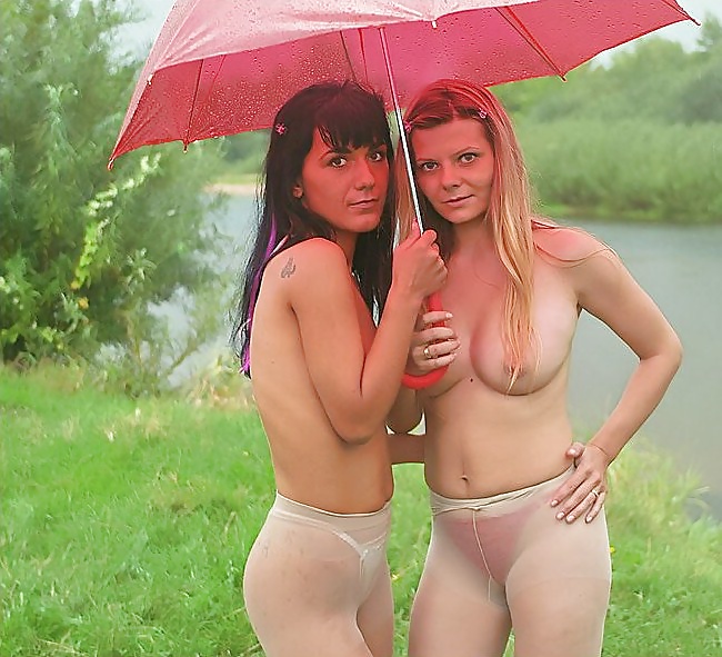 Dos cuties usando pantimedias al aire libre.
 #30590966