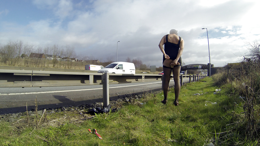 Tranny slut esibizionista lampeggia autostrada
 #29689983