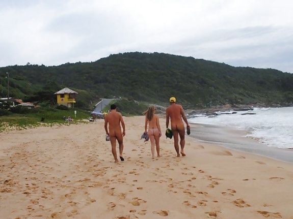 Mais brasileas naturistas
 #24261595