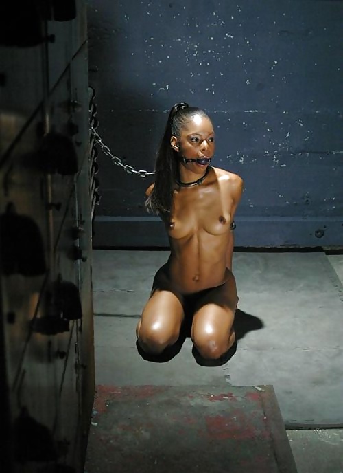 縛り付けられた黒人女性のファックと拷問
 #33170004