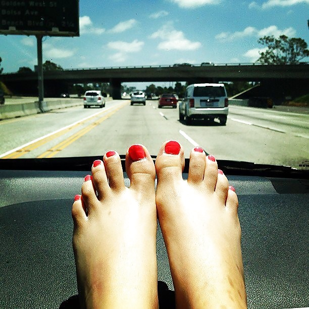 Victoria Justice's Beautiful Bare Feet #34774543
