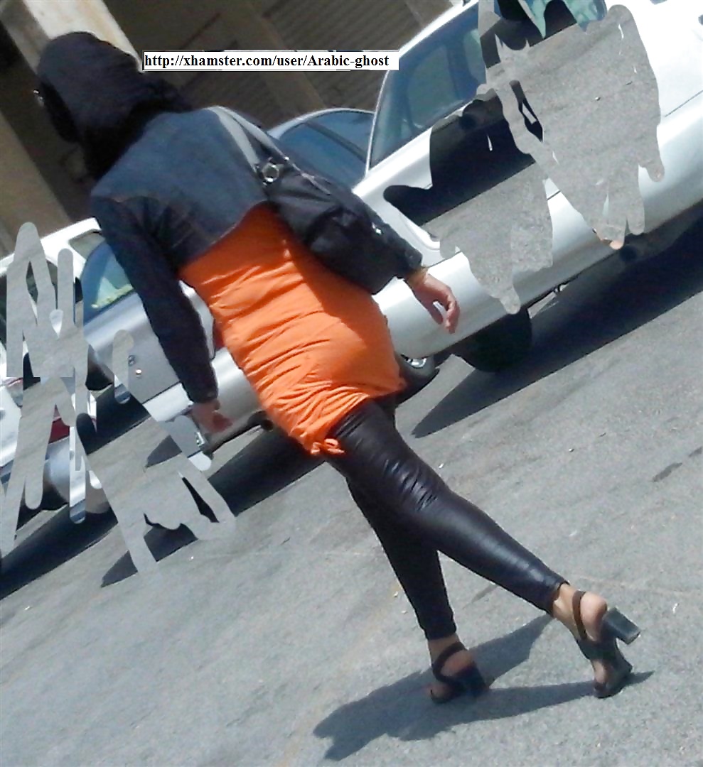 Arabische Teenager In Hijab Und Enge Hose In Der Straße #32212918