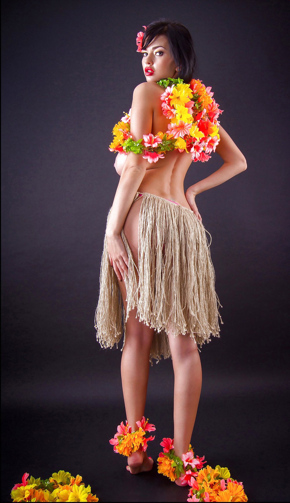 Sha rizel è vestito come una ragazza hawaiana hula
 #37050919