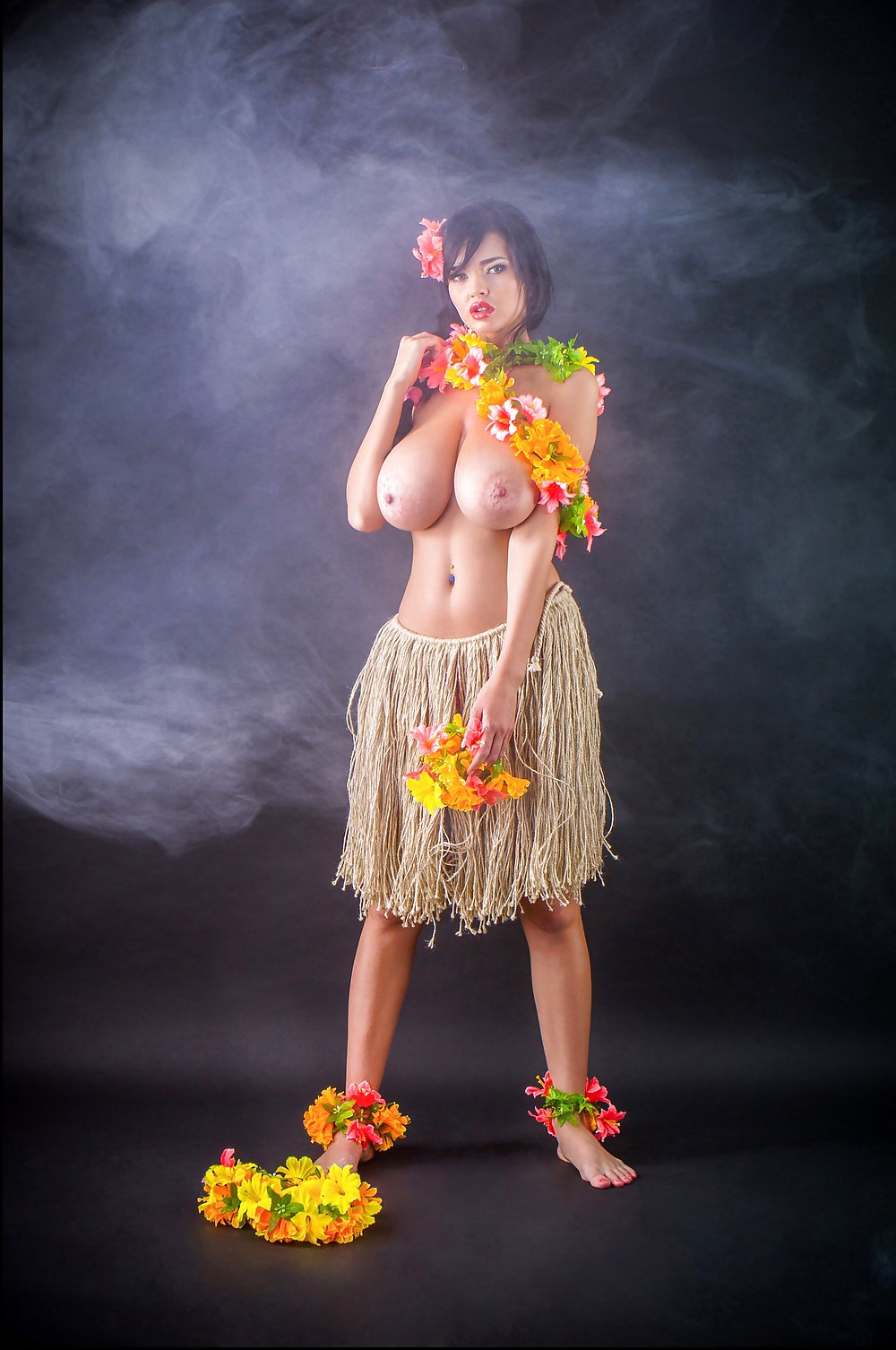 Sha rizel se viste como una chica hula hawaiana
 #37050932