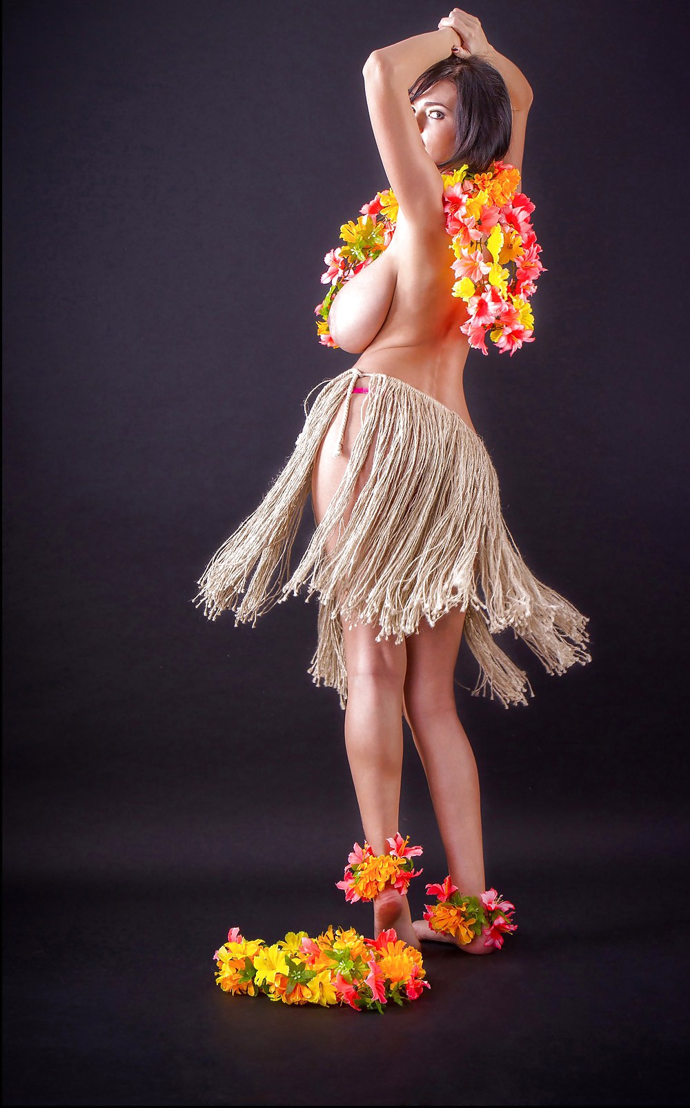Sha rizel è vestito come una ragazza hawaiana hula
 #37050938
