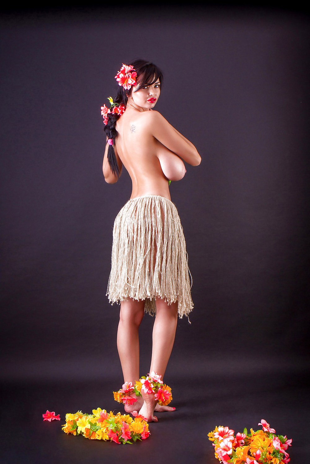 Sha rizel è vestito come una ragazza hawaiana hula
 #37050941