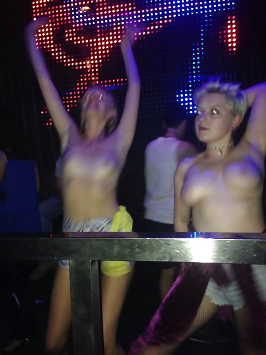 Chicas irlandesas en topless en el club
 #29487698