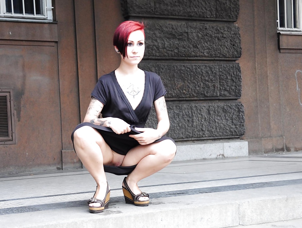 Lulu Public Nude in Prag #40655601