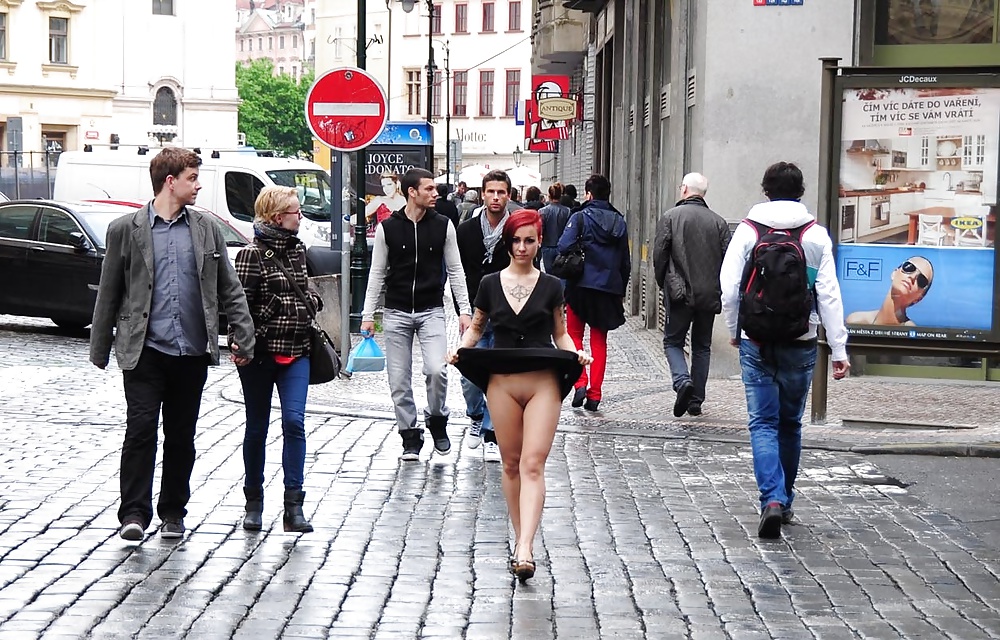 Lulu Public Nude in Prag #40655863
