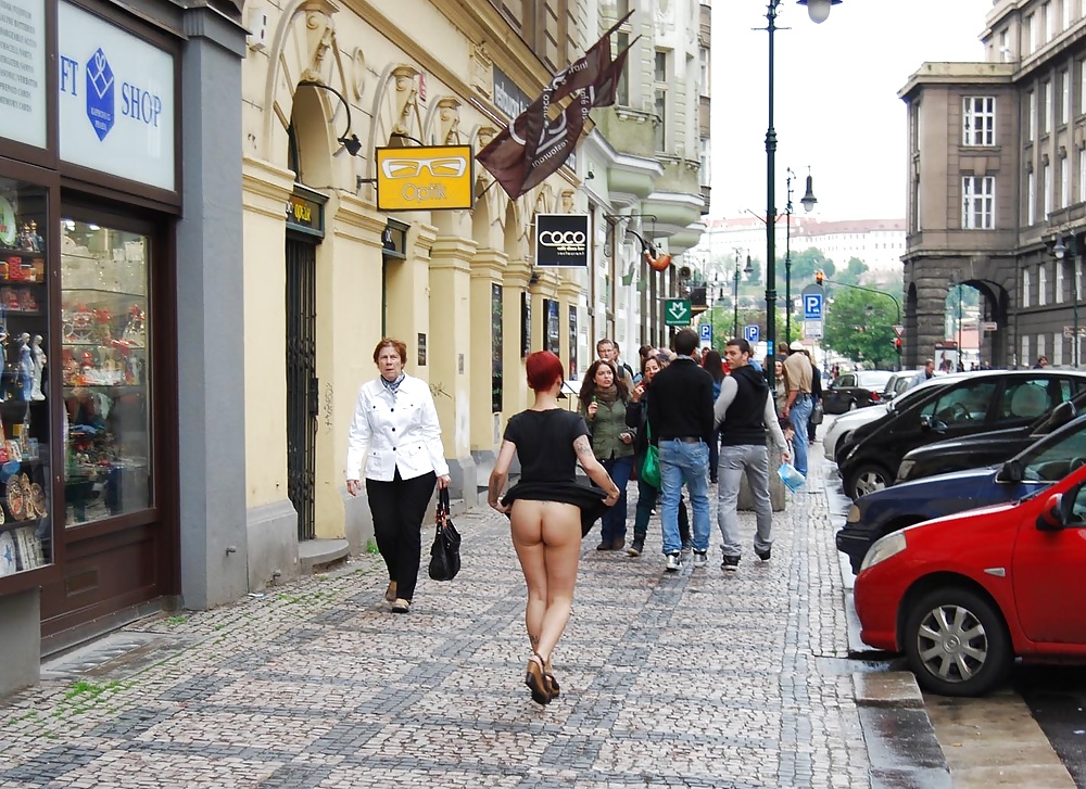 Lulu Public Nude in Prag #40655950