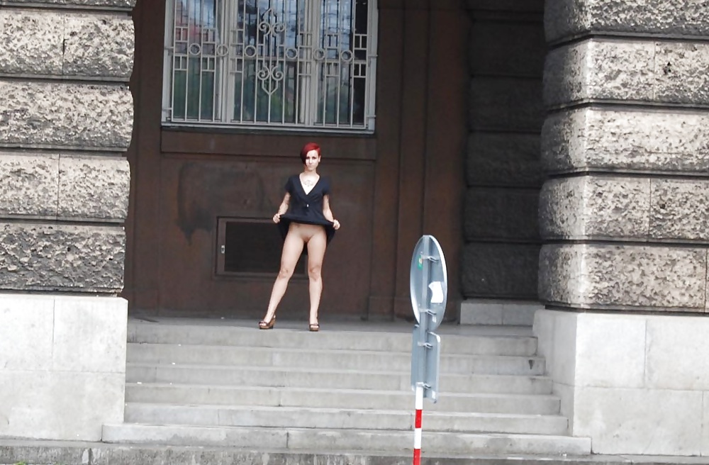 Lulu Public Nude in Prag #40655991