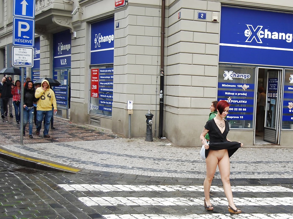 Lulu Public Nude in Prag #40656048