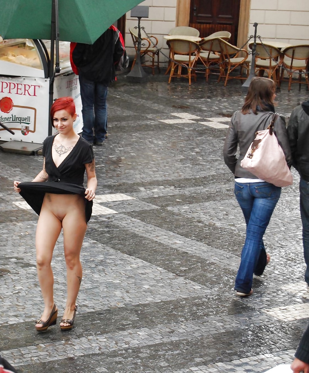 Lulu Public Nude in Prag #40656061