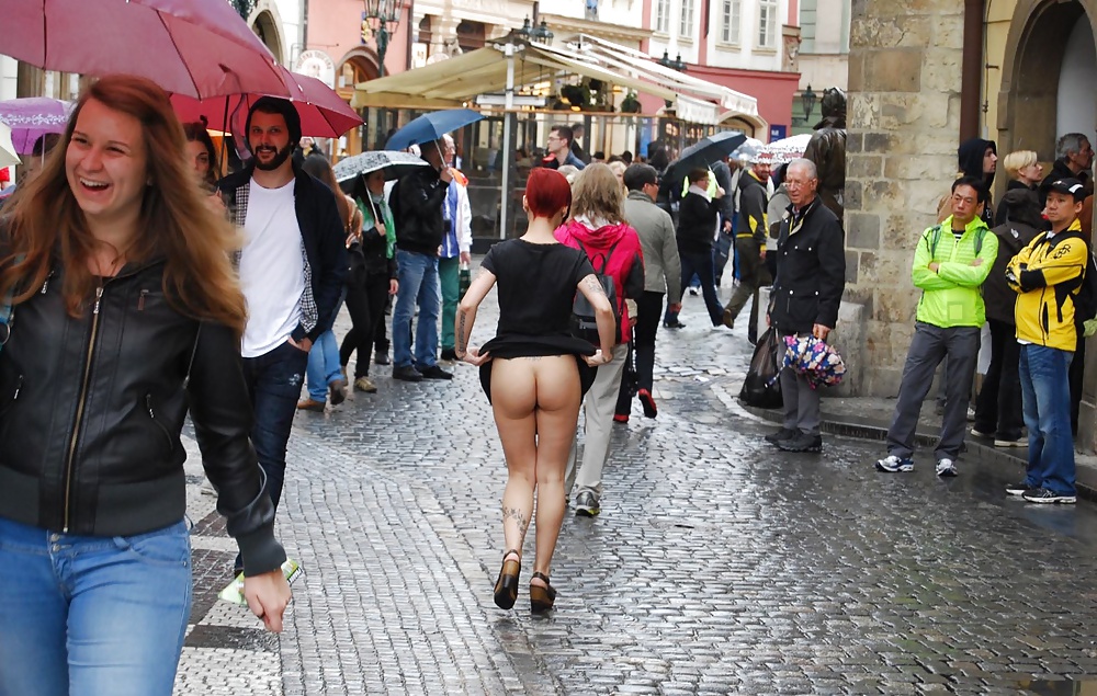 Lulu Public Nude in Prag #40656122