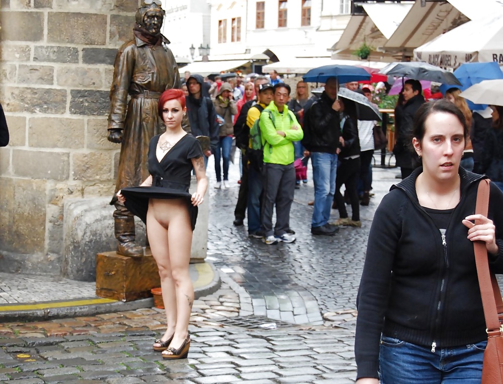 Lulu Public Nude in Prag #40656130