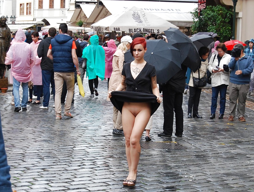 Lulu Public Nude in Prag #40656139
