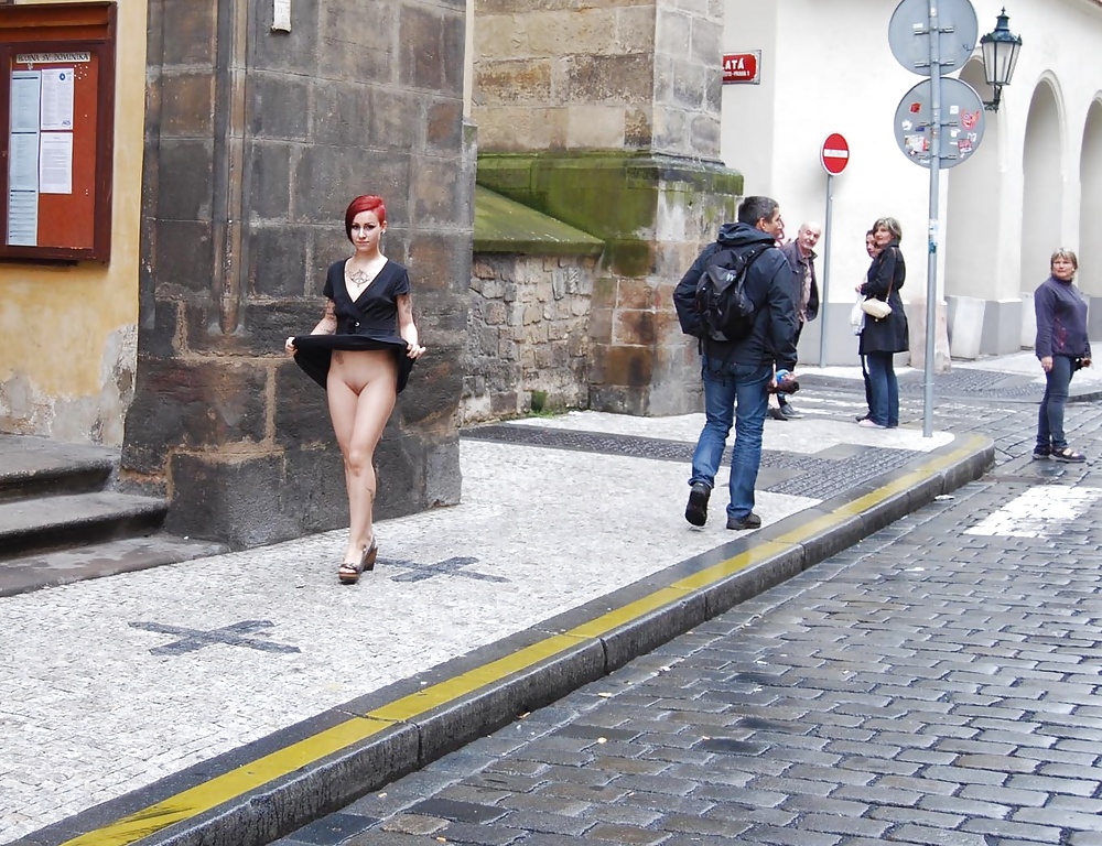 Lulu Public Nude in Prag #40656215