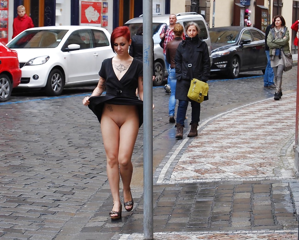 Lulu Public Nude in Prag #40656246