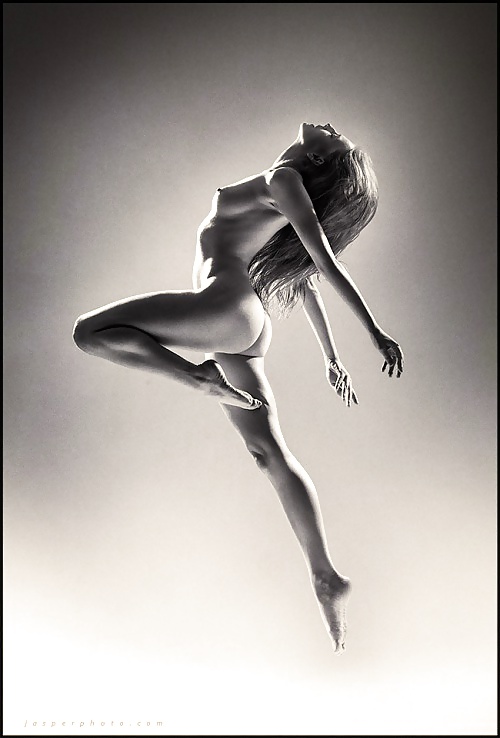 Il balletto è l'amore della mia vita. nuda naturalmente!
 #31790691