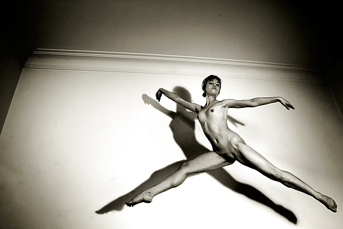 Il balletto è l'amore della mia vita. nuda naturalmente!
 #31790699