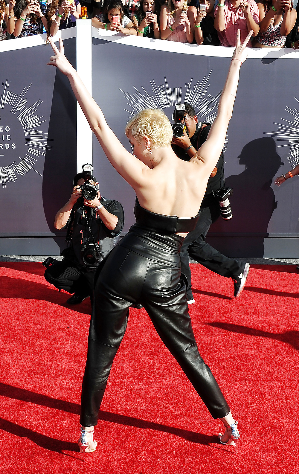 Miley cyrus - puttana giovane stretta per una scopata dura !!!
 #32857946
